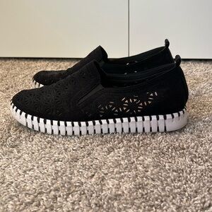 Women’s black Ilse Jacobsen Hornbaek slip on flats, size 40